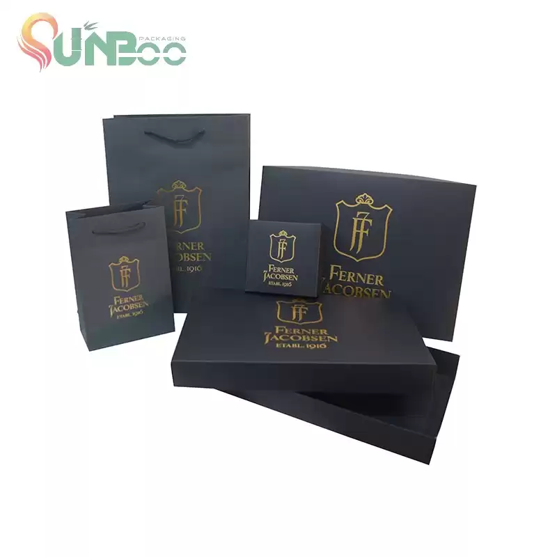 Черная бумага с красивым золотом горячей печатью и хлопковыми ручками бумажный пакет SP-Bag020