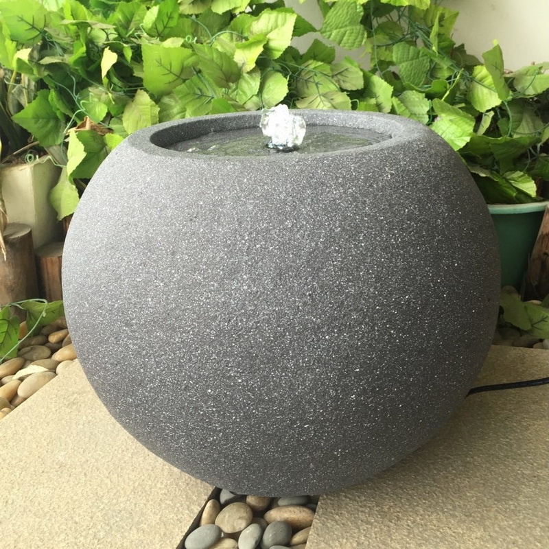 Круговой фонтан для воды на каменной поверхности для украшения сада