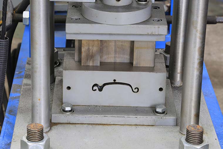 Профилегибочная машина для производства рулонных дверей с рольставнями