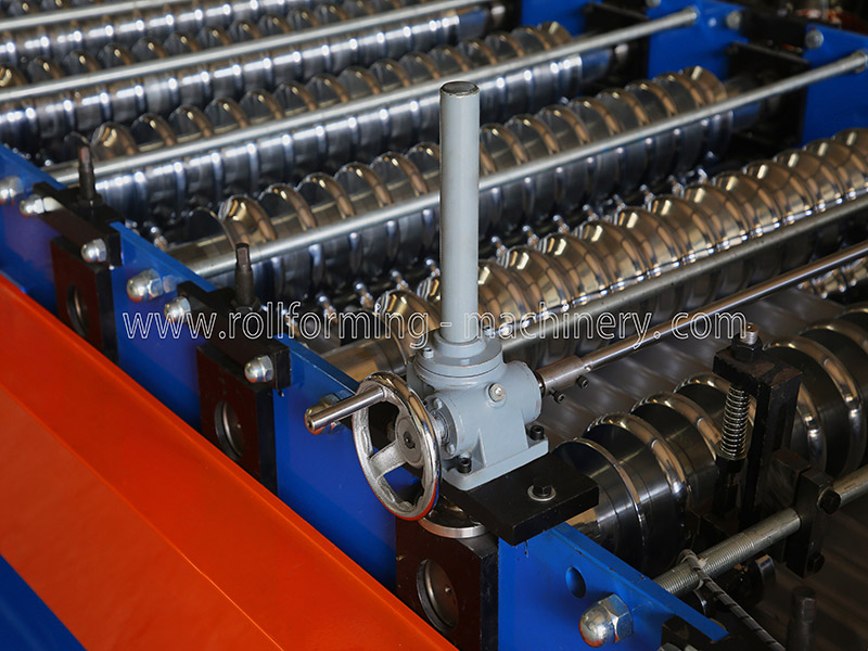 Профилегибочная машина для производства рулонов гофрированных панелей