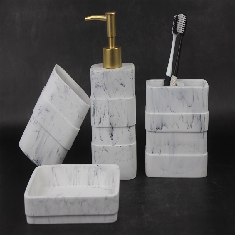 Декоративный набор из четырех штук для ванной комнаты из смолы в стиле колор-блок.